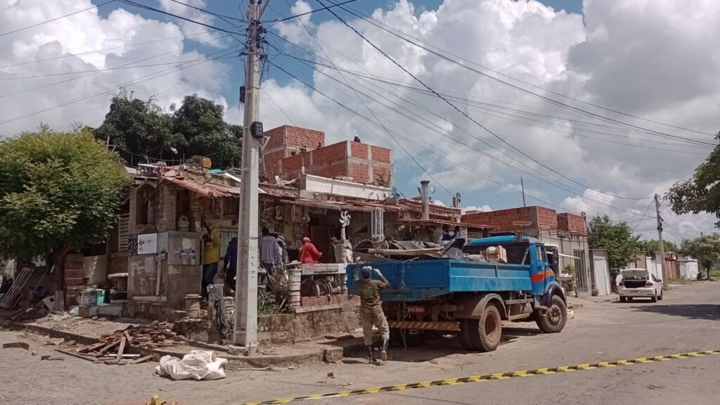 WhatsApp Image 2025 01 21 at 15.41.16 Ação conjunta da PMG, retira mais de 10 caçambas de muito entulho e lixo de residência localizada no Bairro São Francisco