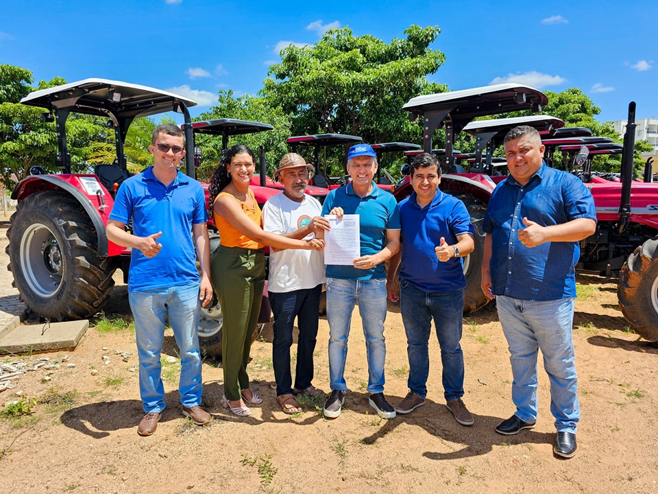 475526386 1174033887622296 637588167184403164 n Deputado Charles Fernandes entrega trator e equipamentos agrícolas para fortalecer a agricultura familiar