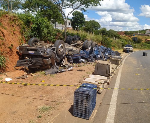 Imagem do WhatsApp de 2025 02 23 as 14.04.17 b78f3452 Caminhão carregado de mangas tomba na BR-030 em Caetité; motorista sofreu ferimentos leves