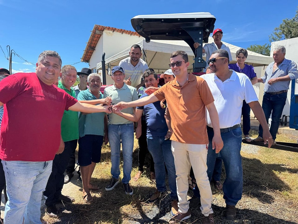 URANDI Câmara Municipal de Urandi participa da entrega de trator agrícola e evento em homenagem ao Dia da Mulher