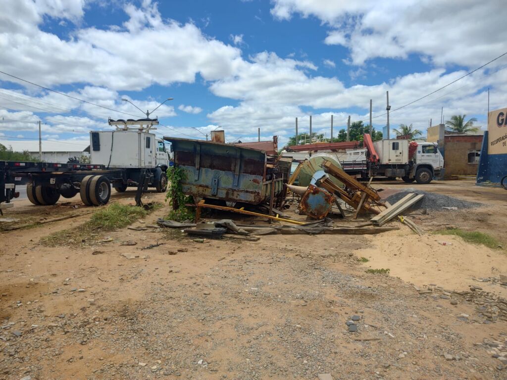 WhatsApp Image 2025 03 07 at 11.04.30 Guanambi: Operação para retirada de máquinas e veículos abandonados que iniciou pelo anel viário, chegará à feira livre e toda a cidade