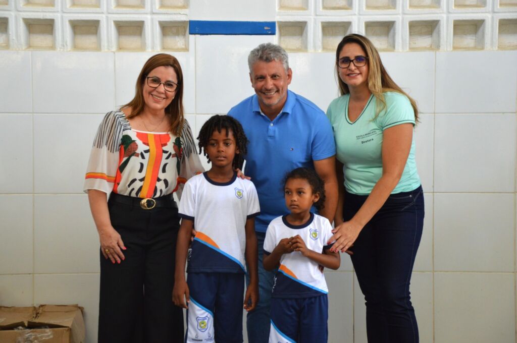 WhatsApp Image 2025 03 10 at 16.25.00 Pela primeira vez, secretaria de Educação de Guanambi inicia distribuição de uniformes para os alunos da rede municipal