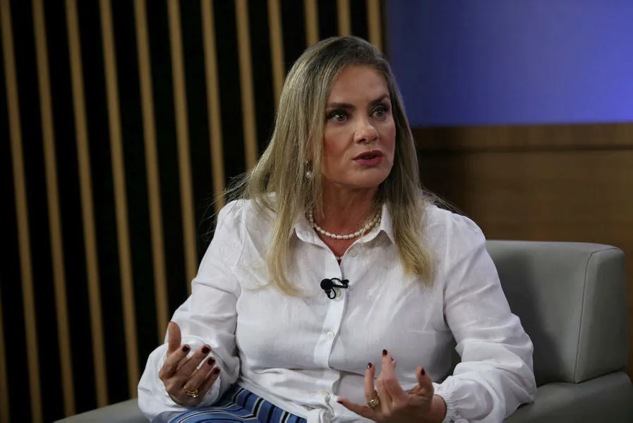 ivana Bastos Ao assumir a Alba, Ivana Bastos consolida sua liderança política e deve participar da escolha da chapa que terá Jerônimo como candidato à reeleição